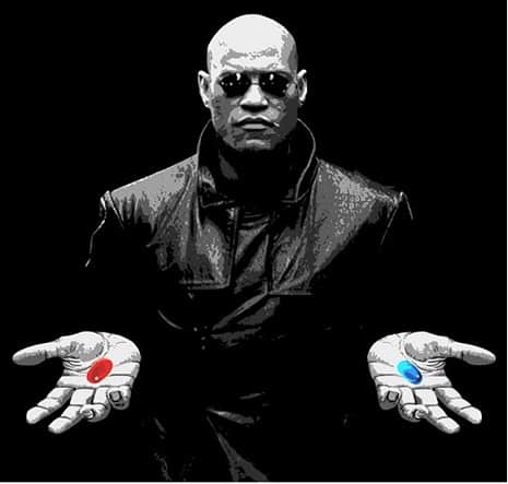 Homem com as duas mãos abertas estendidas com uma pílula em cada mão, uma azul e outra vermelha
